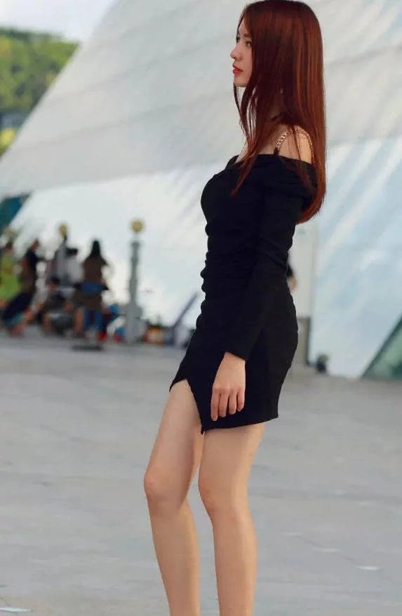 夕阳下的知性小姐姐，用金链子当吊带是不是太奢侈了，性感身材让