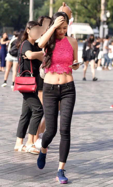 气质小姐姐紧身牛仔裤没有穿出吸睛的效果,露脐装却补足了这一点