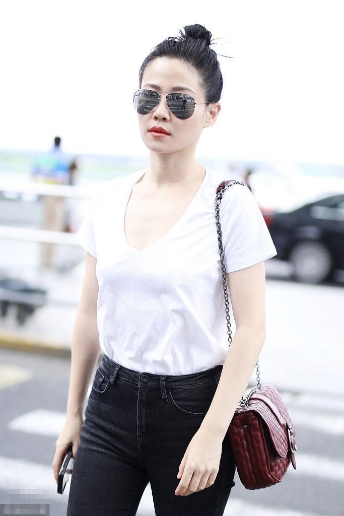 “高贵妃”厉害了，穿个睡衣就敢出门，这“狮子头”堪比范冰冰!