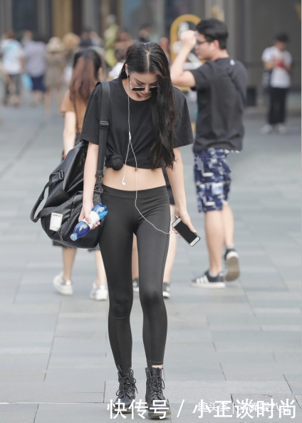 街拍,高个子外国美女穿着时尚,尽显身材高挑,撩发动作很迷人!