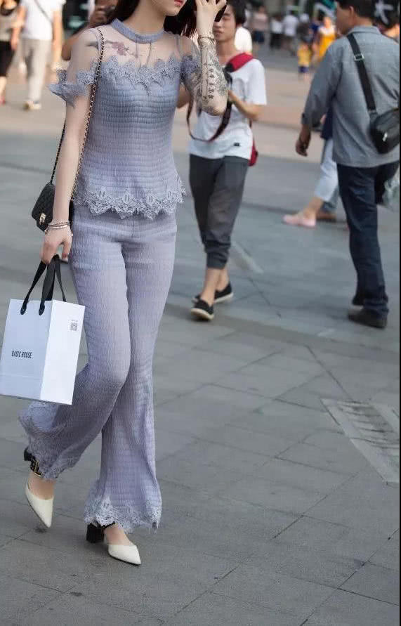 气质小姐姐身穿灰色紧身衣搭配紧身裤，大秀一双迷人的大长腿，吸