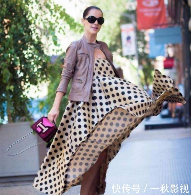 「穿衣者的身」女人过了50岁,别打扮的那么俗气!这4种衣服要少穿,廉价没品位