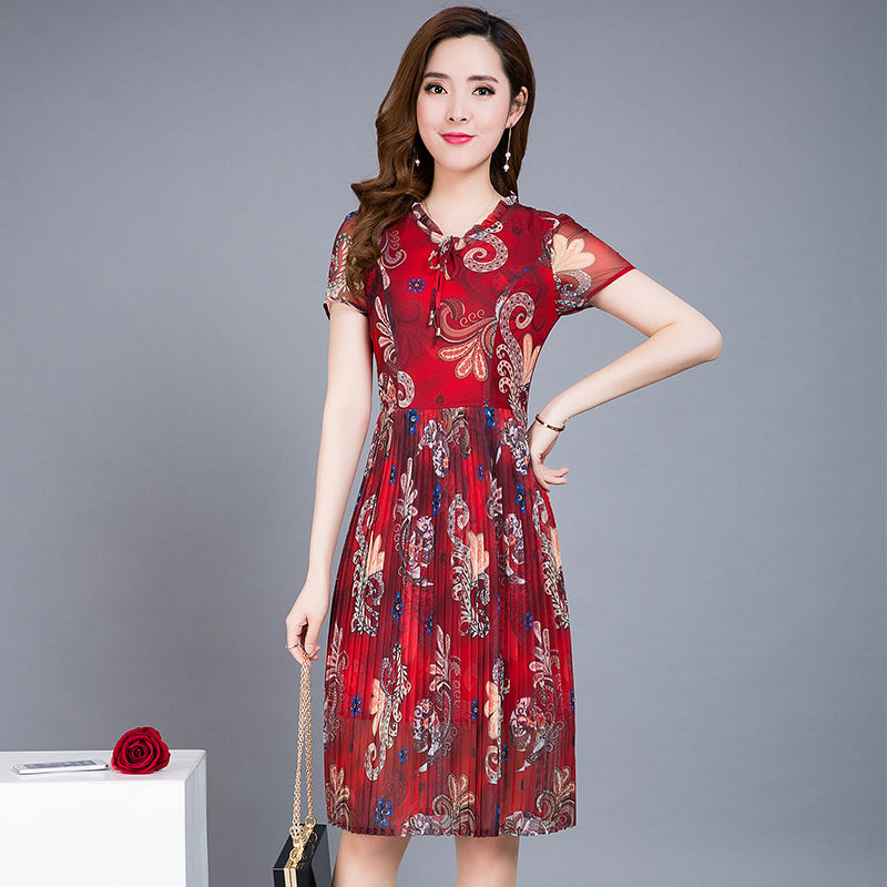 40岁女人不要穿的太复杂，这些简单的连衣裙，成熟稳重有女人味