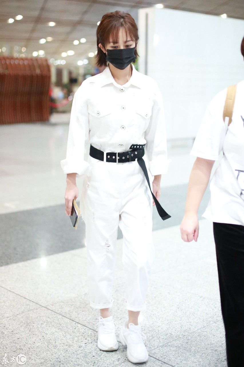杨紫现身机场，一身白衣搭配黑色腰带，尽显苗条好身材，又瘦了!