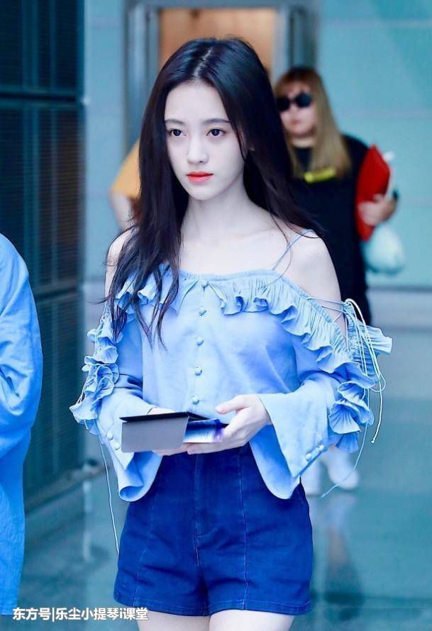 鞠婧祎腰真细，那么紧的短裤都能凹进去，不愧是“四千年美女”