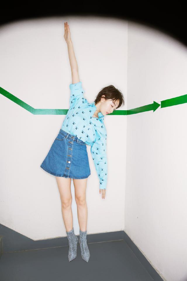 周冬雨尴尬了！身着粉色深V长裙暴露娇小身材，网友：胸去哪儿？