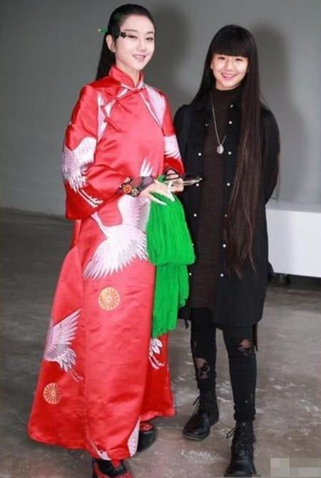 59岁杨丽萍一头黄发现身，至少减龄30岁，网友：只有20岁吧！