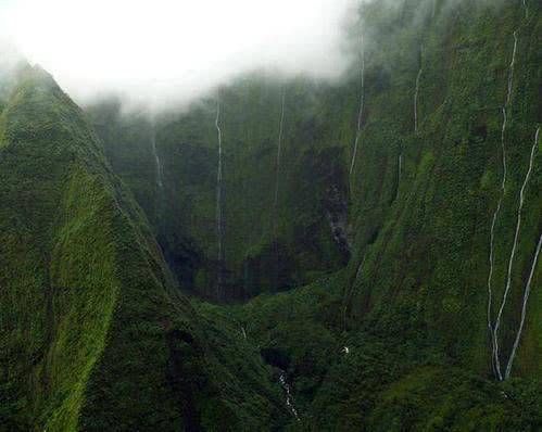 被称为世界“湿极”，一年平均下335天雨，被子上都要长蘑菇！