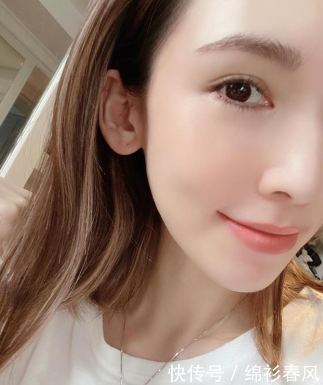  「十足」林志颖妻子陈若仪晒近照自拍，皮肤水嫩红润逆龄十足，长睫毛抢镜
