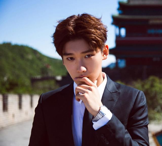 『适合』20~25岁左右男生适合什么发型？建议剪这几款，年轻时尚更显帅气