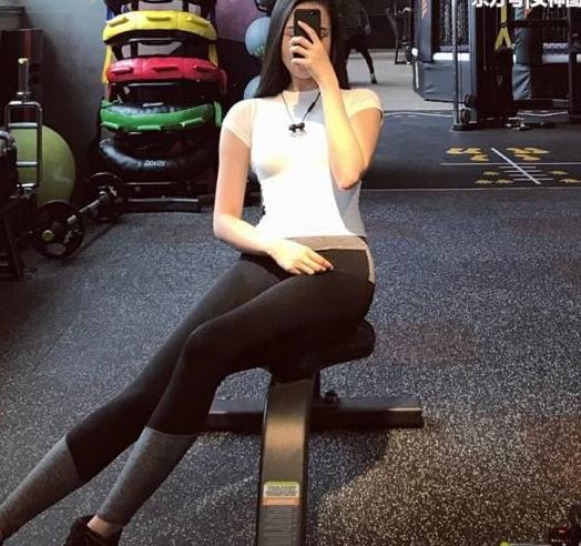 时尚街拍：打底裤遇上身材饱满的小姐姐，真心美！