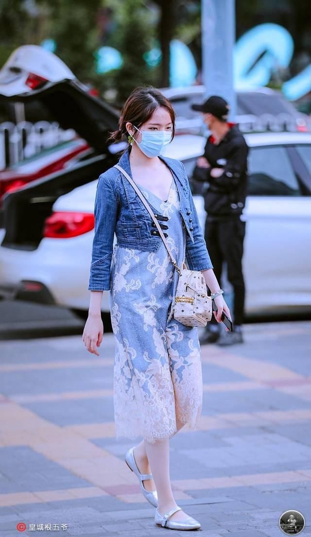 「美女」街拍:注重细节方面的考量,美女们对于单品的选择总是非常的谨慎