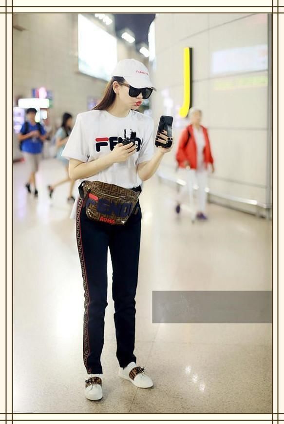 戚薇闪现机场，T恤配运动裤超休闲，但网友注意力全在她手机壳上