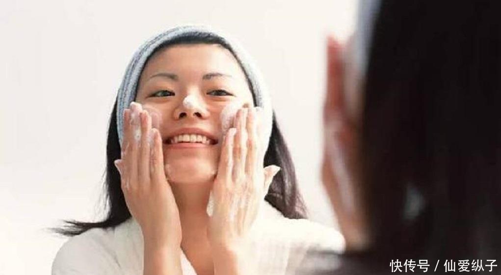  [皮肤变得]女人要想养出好皮肤，牢记这4个护肤小技巧，变白变美不止一点点