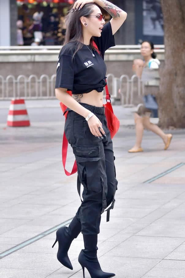 街拍:气质小姐姐帅气长裤尽显曼妙身姿，那不拘风格的气质心动了