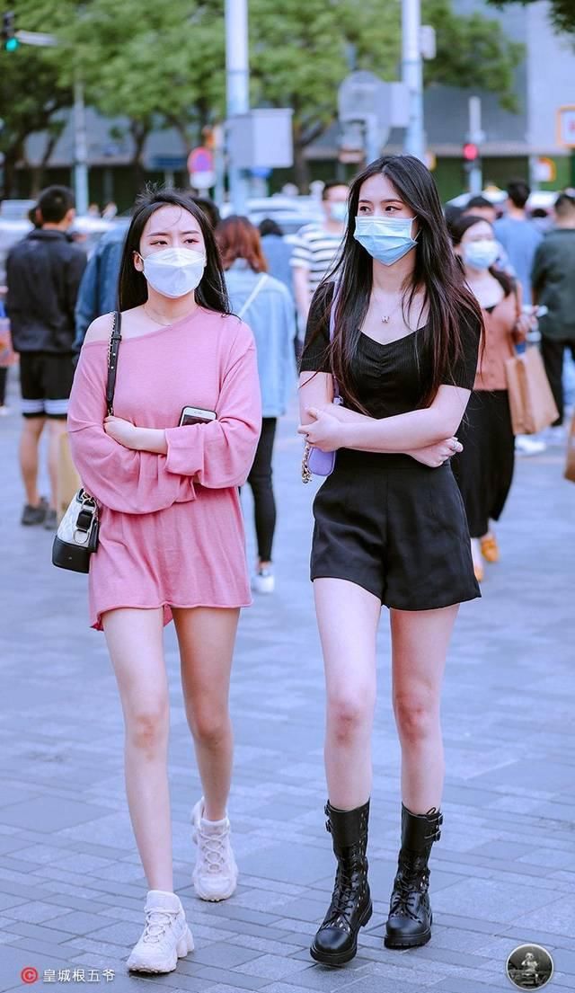 「美女」街拍:注重细节方面的考量,美女们对于单品的选择总是非常的谨慎