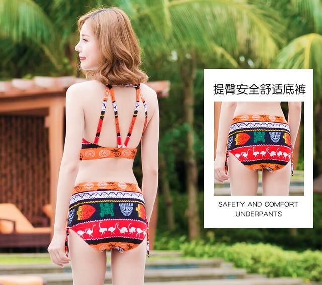 复古时尚的比基尼泳衣,显得美女肌肤白皙身段优美,迷人魅力更足