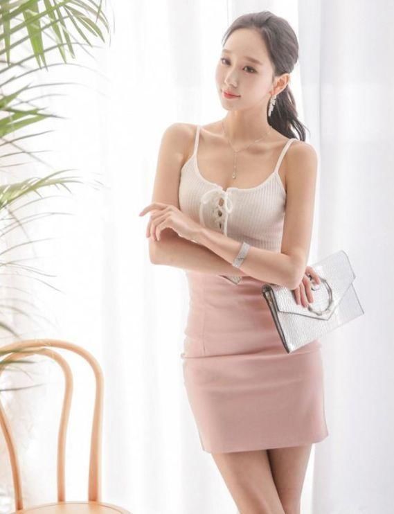 身材丰盈的紧身裙美女，线条轮廓特别养眼，非常显气质!