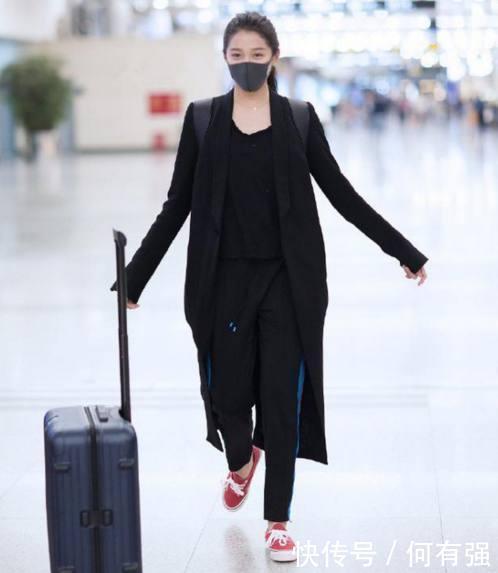 21岁关晓彤终于穿对了！一袭抹胸长裙秒变气质淑女，网友：不土了