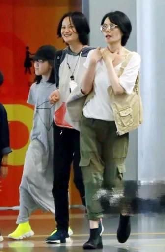 12岁李嫣再次登上巴黎时装周走秀，网友：身材气场遗传妈妈王菲