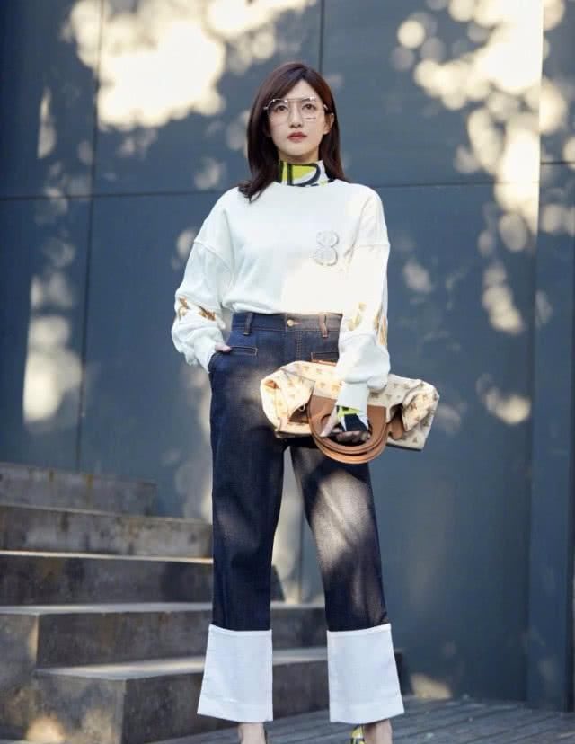 江疏影真任性!裤腿加长40厘米才能穿上，这腿得有一米八吧?