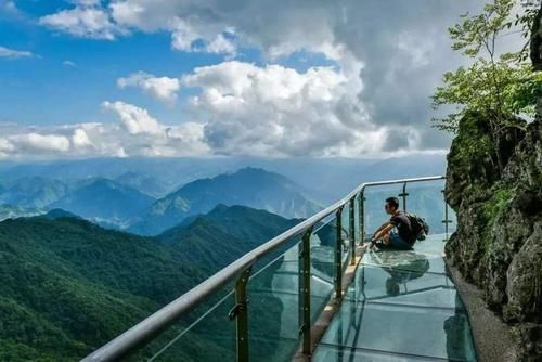 “网红”玻璃栈道要退出历史舞台了?整改风暴的到来,多个栈道被