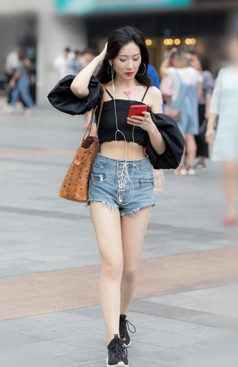 街拍：图1孟美岐短裤短到快“消失”！图3穿cosplay丝袜的美女！