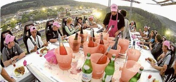 世界上最刺激的餐厅,每次只接待22位客人,吃饭要系上安全带