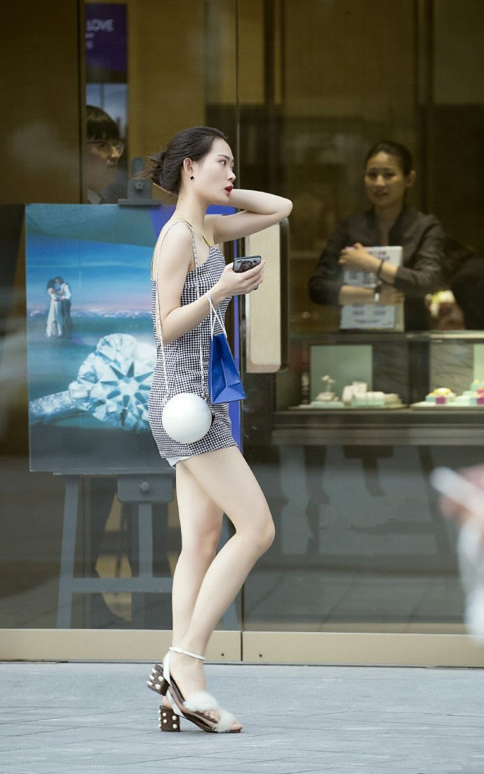 路人街拍：好清爽的小姐姐，吊带紧身裙凸显出白皙性感的身材