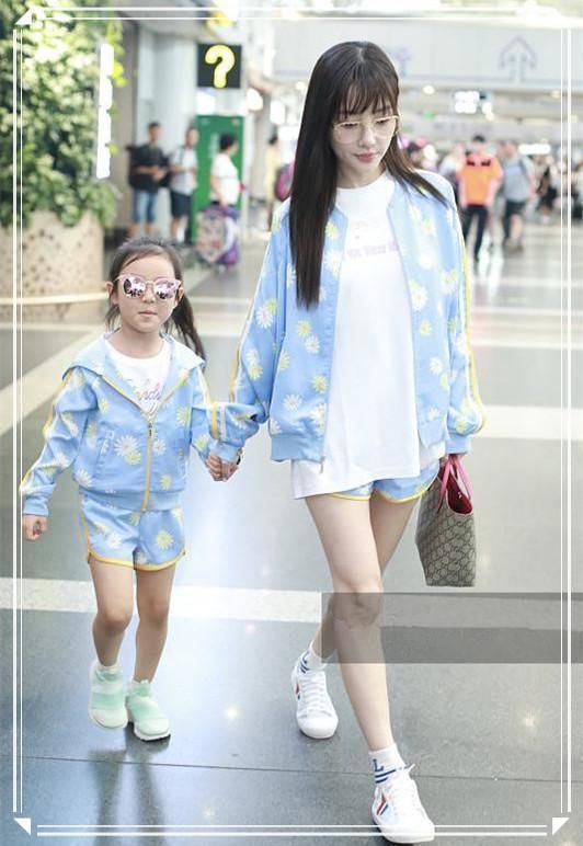 李小璐为扮嫩，36岁穿5岁甜馨的小短裤，网友：这腿秀的我给满分