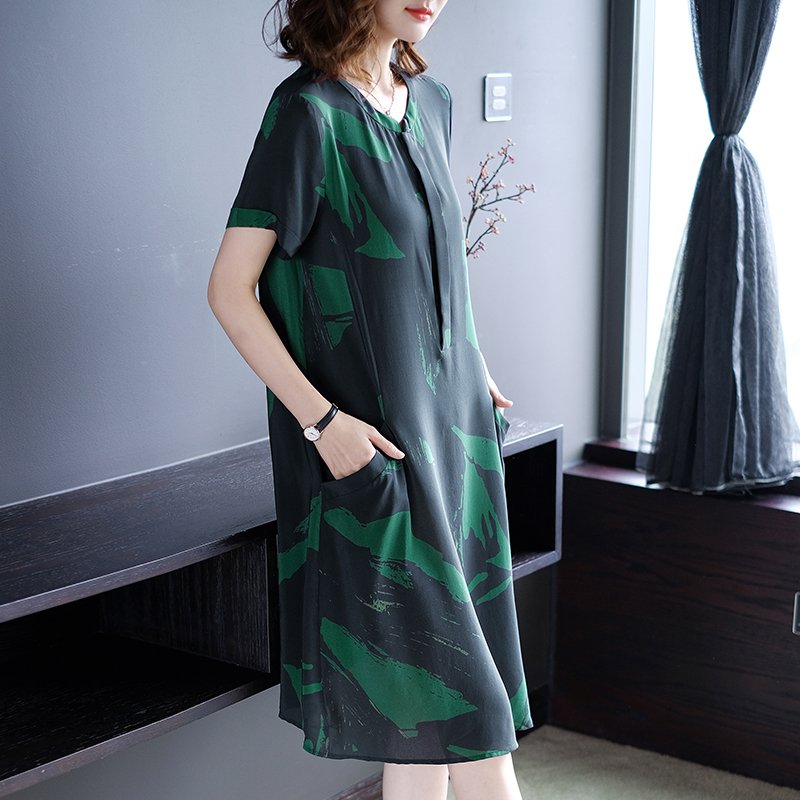 难怪都穿素雅裙，的确很好看，7080后穿不俗不媚显高贵