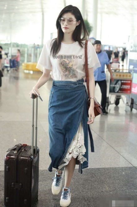 奚梦瑶直接穿了件胸衣出门，看得人想报警!