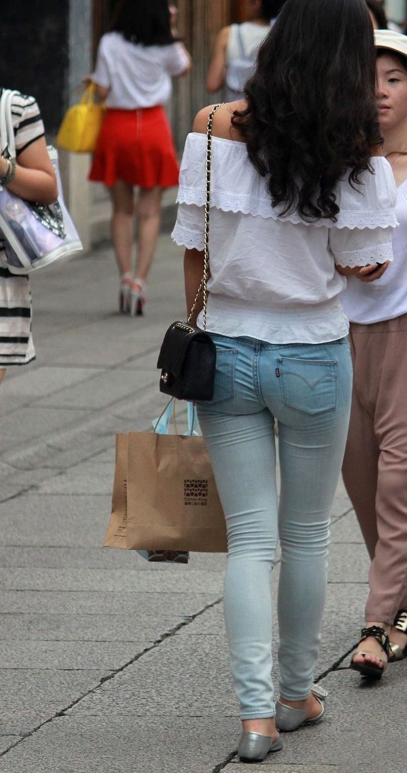 街拍:紧身牛仔裤露肩装美女，纤细的身材引人瞩目