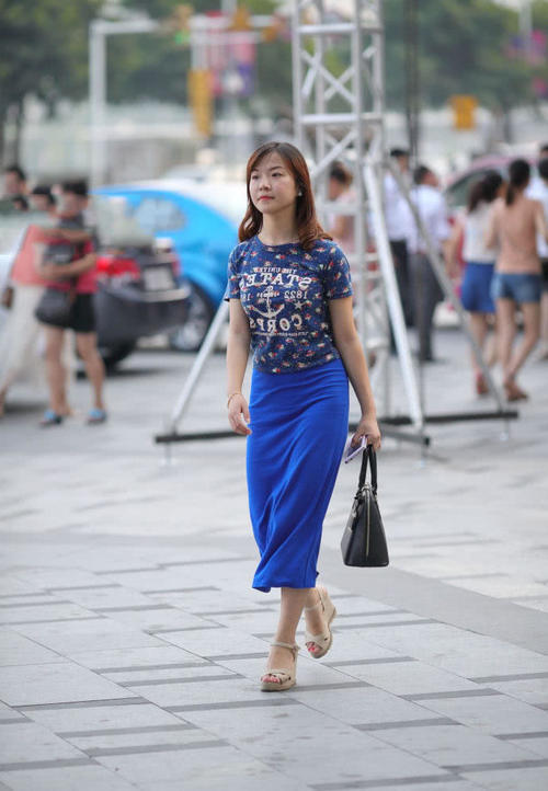 街拍：恬静优雅的热裤小姐姐展现靓丽紧致好身姿，婉约又别致！