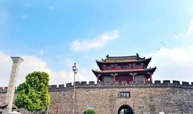  引争议：郭靖黄蓉雕像落地襄阳引争议: 专家呼吁十几次、工程搁