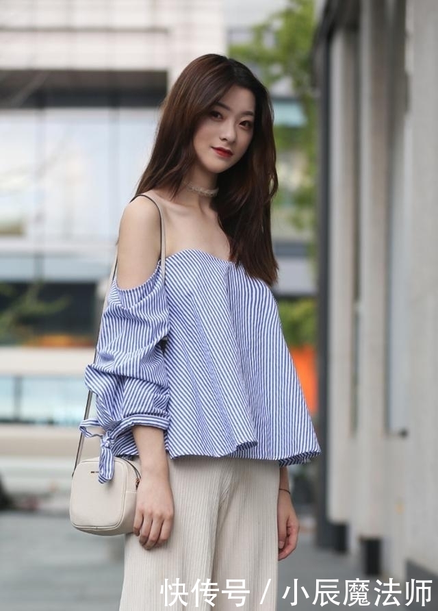 「美女」路人街拍,美女穿黑色的紧身连衣短裙,给人一种很清新的感觉