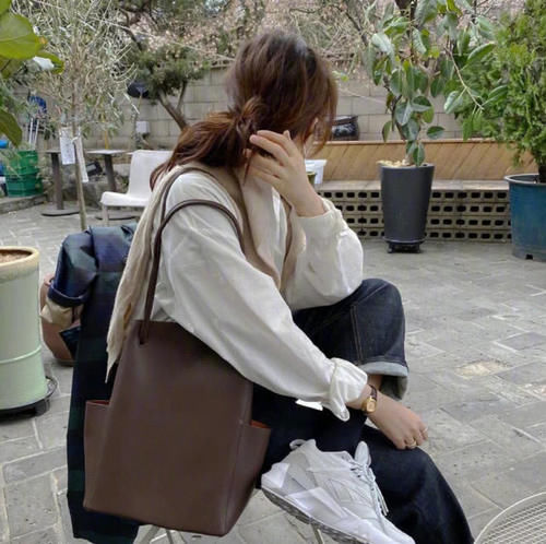  白色运动：春季别老穿小白鞋，试试休闲潮范运动鞋，美得冒泡