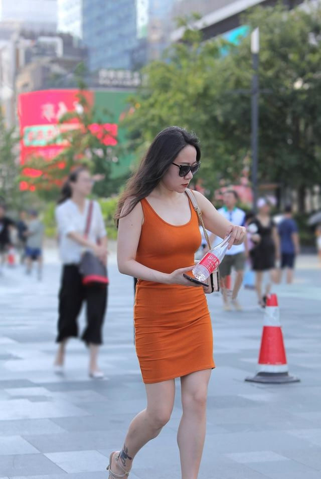  『小姐姐』路人街拍,美女配一条时尚潮流的紧身连衣裙,很清凉