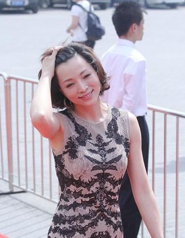 44岁董卿与49岁杨澜，同走红毯，一个性感撩人，一个优雅大气