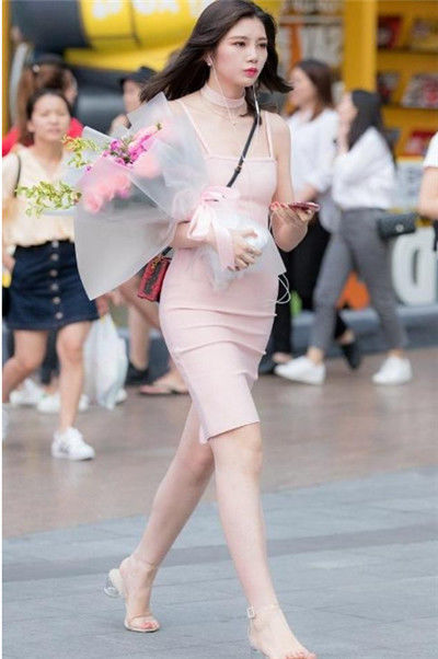 「粉色」街拍:身姿曼妙的小姐姐,身穿粉色紧身连衣裙,尊贵优雅显大气