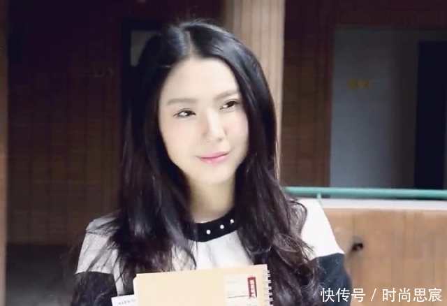 街拍：长发超短裤美女班花，一双大长腿真漂亮， 看着班花走来