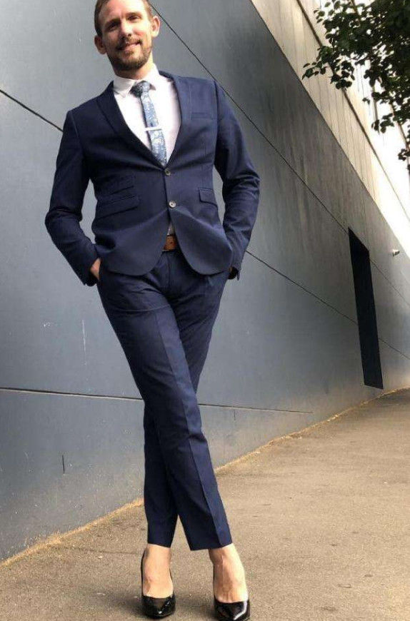 一双高跟鞋让“出柜男”活出新天际，并声称高跟鞋能让他更完美!