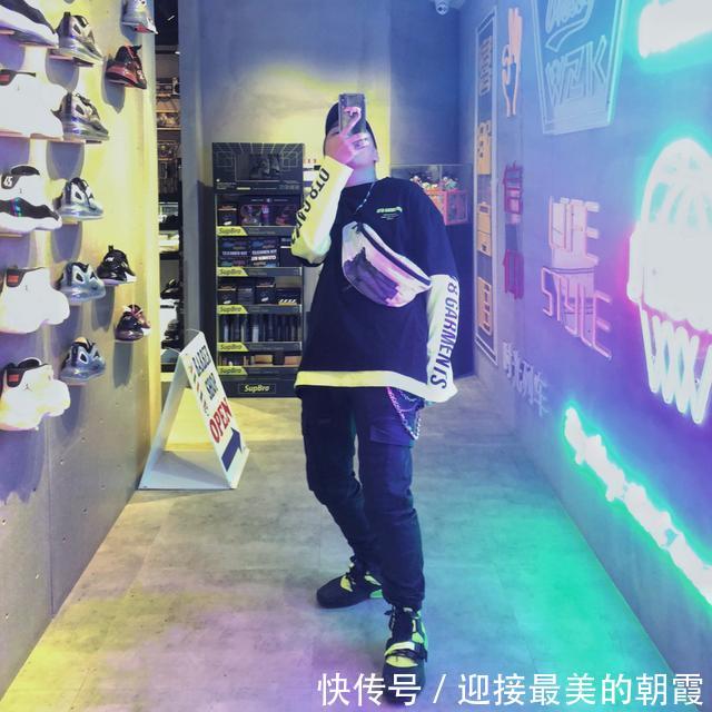  #牛仔裤#Jony j穿背带裤与妻子甜蜜对视，衣品爆棚不显娘，嘻哈老爸太帅