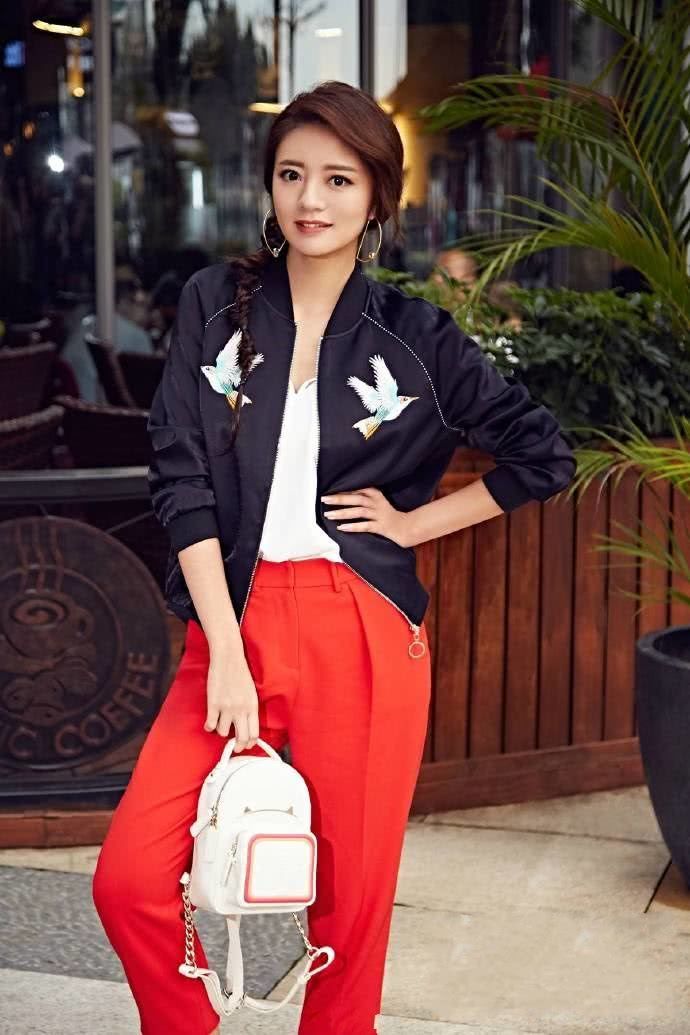 安以轩真敢穿!短裤短到裤袋都反出来了,网友:看得我好尴尬!