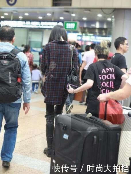 奚梦瑶真绝了！长筒靴子当紧身裤穿出机场，敢问一句“热不”？