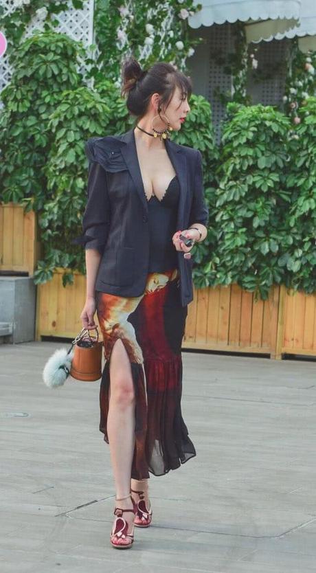 时尚御姐穿黑色深V领上衣秀出丰腴饱满的上围曲线，傲人上围很吸