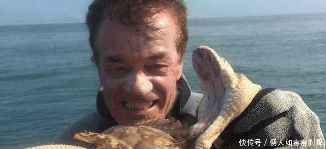  连忙|渔夫海上发现“小白龙”，捞上船一看，知道真相的他连忙扔进水里