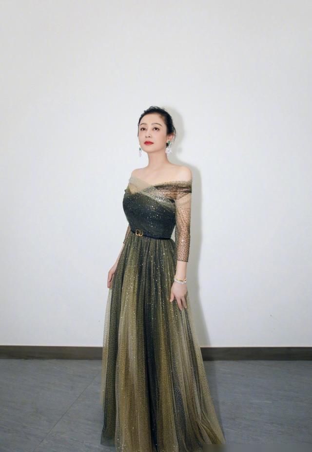  『陈红才』陈红才是最美人家富贵花，珍珠链配条纹黑裙，天然的头额骨美翻了