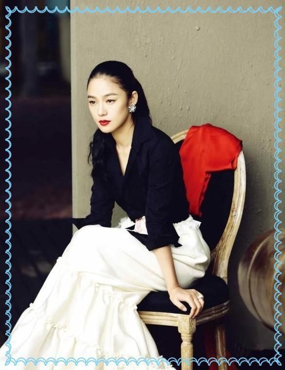 当42岁舒淇与39岁周韵同登杂志封面，才知道姜文眼光是有多好!