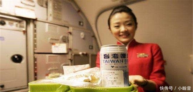  #猫腻#为什么飞机乘务员会不停给乘客送吃的? 有何深意? 看完明